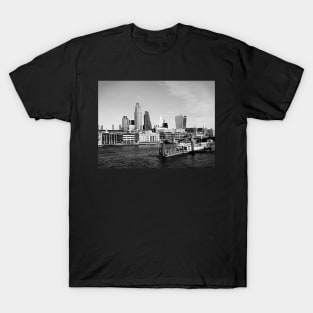 Skyscrapers Of The City Of London Over The Thames , England In Black And White T-Shirt
